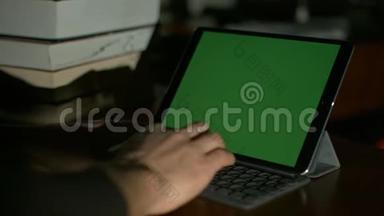 他在平板电脑上打字。 绿色屏幕为您的自定义屏幕内容。